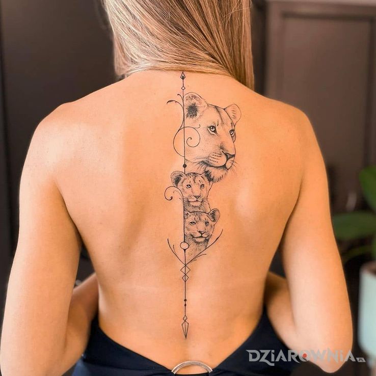 Tatuaż lwica i dwa lwiątka w motywie zwierzęta i stylu realistyczne na plecach
