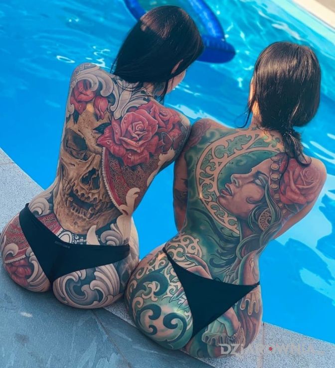 Tatuaż ciała w kolorowych tatuażach w motywie seksowne i stylu realistyczne na łopatkach