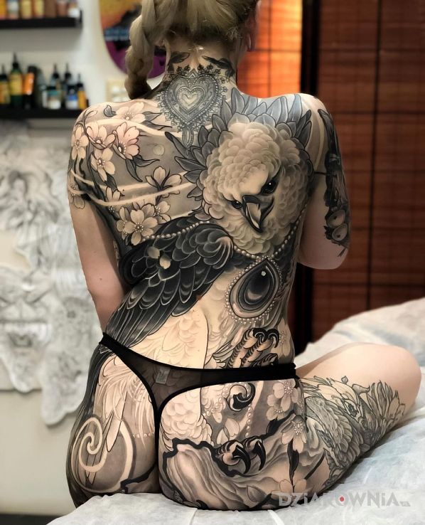 Tatuaż harpia w motywie kwiaty i stylu realistyczne na plecach