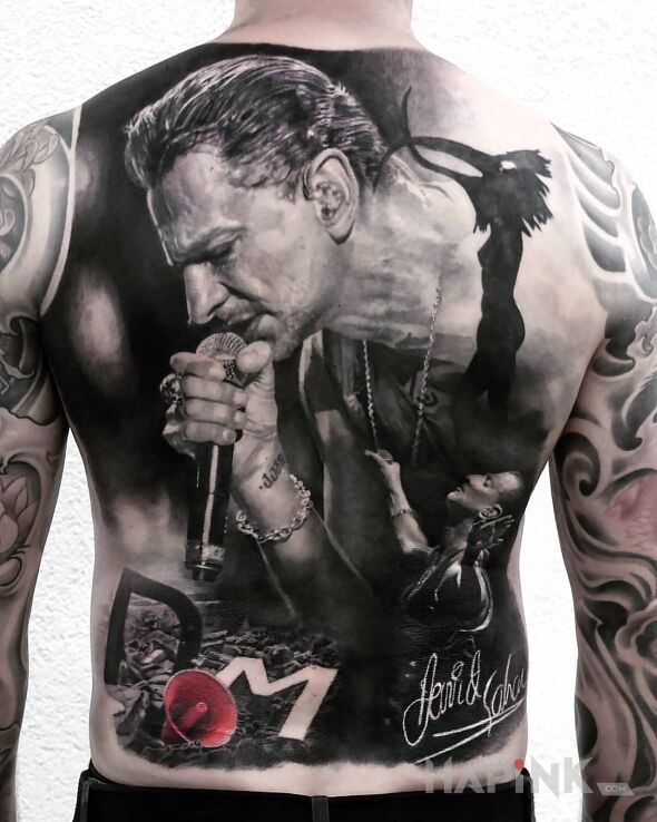 Tattoo Piosenkarz zespołu Linkin Park in faces motif and realistic style on the shoulder blades