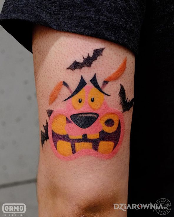 Tatuaż chojrak od ormogedon tattoo w motywie śmieszne i stylu kreskówkowe / komiksowe na ramieniu
