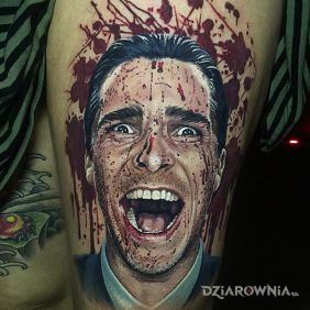 Tatuaż American Psycho na ramieniu motyw: postacie styl: realistyczne