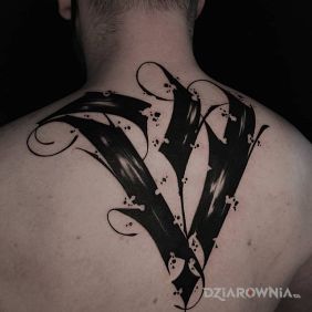 Tatuaż Kaligrafia na plecach od Licho Nie Śpi na plecach motyw: criminal lettering styl: blackwork / blackout