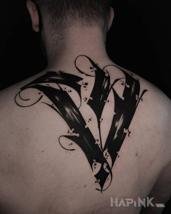 Tattoo Kaligrafia na plecach od Licho Nie Śpi in criminal lettering motif and blackwork / blackout style on the back