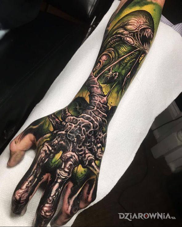 Tatuaż alien w motywie mroczne i stylu realistyczne na przedramieniu