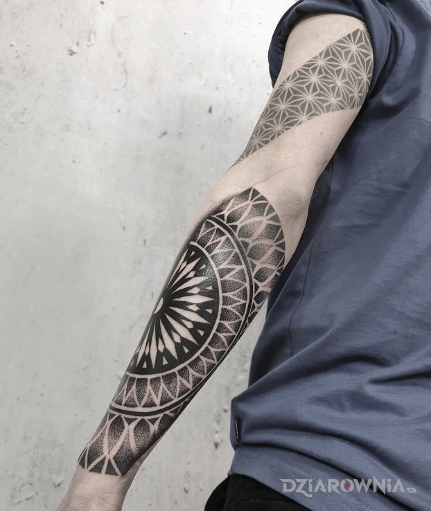 Tatuaż geometriadotwork speak in color w motywie mandale i stylu dotwork na przedramieniu