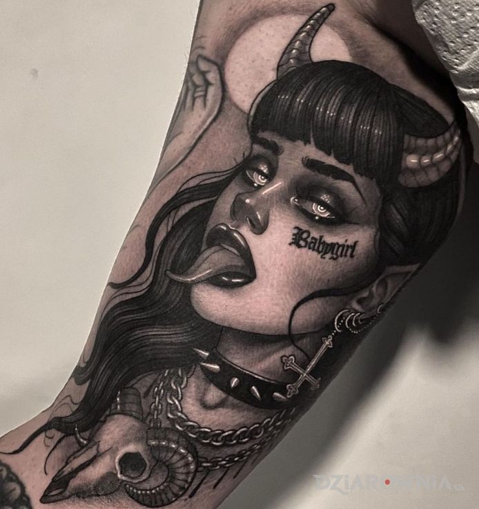 Tatuaż dziewczyna diabła w motywie czaszki i stylu graficzne / ilustracyjne na bicepsie