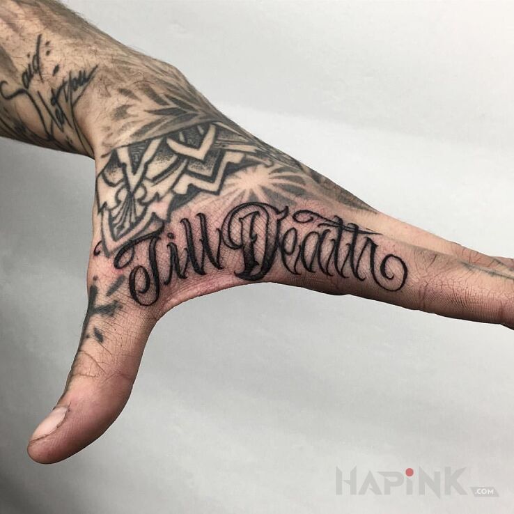 Tattoo Aż do śmierci in black and gray motif and calligraphy style on the hand
