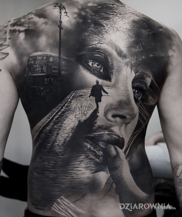 Tatuaż ogromna kobieca twarz w motywie 3D i stylu realistyczne na plecach
