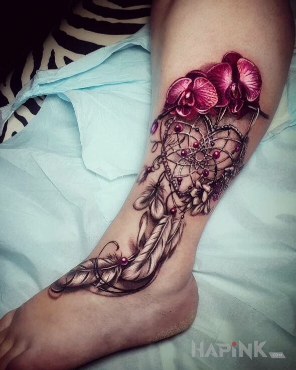 Tattoo Śliczny łapacz snów in 3D motif and realistic style on the tibia