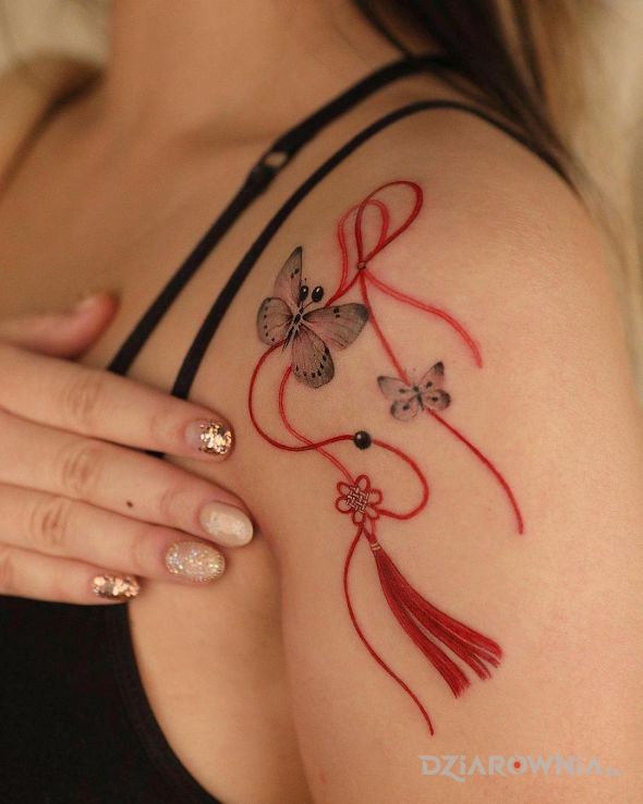 Tatuaż czerwony sznureczek w motywie kolorowe i stylu graficzne / ilustracyjne na ramieniu