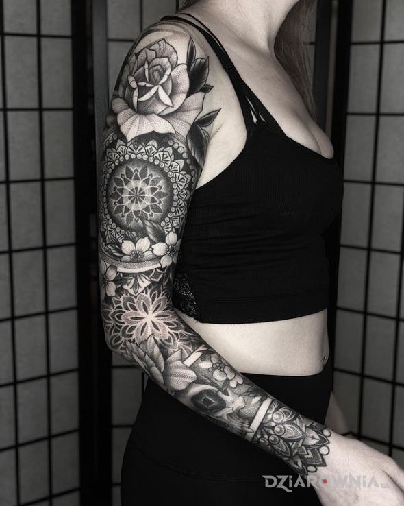 Tatuaż rekaw zrobiony na tip top w motywie mandale i stylu geometryczne na ręce