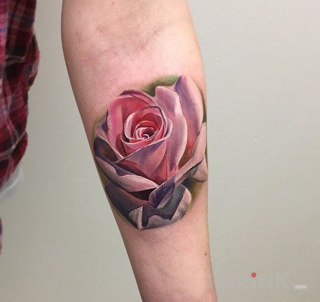 Tattoo Kwiat idealny dla kobiet in flowers motif and realistic style on the forearm