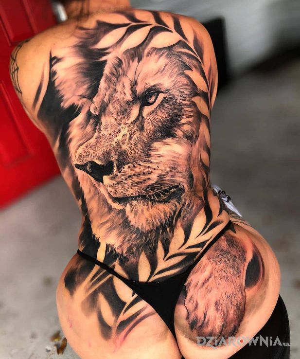 Tatuaż nasty lew w motywie florystyczne i stylu realistyczne na łopatkach