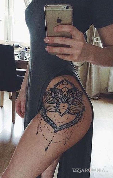 Tatuaż na boku kwiat lotosu w motywie czarno-szare i stylu graficzne / ilustracyjne na udzie