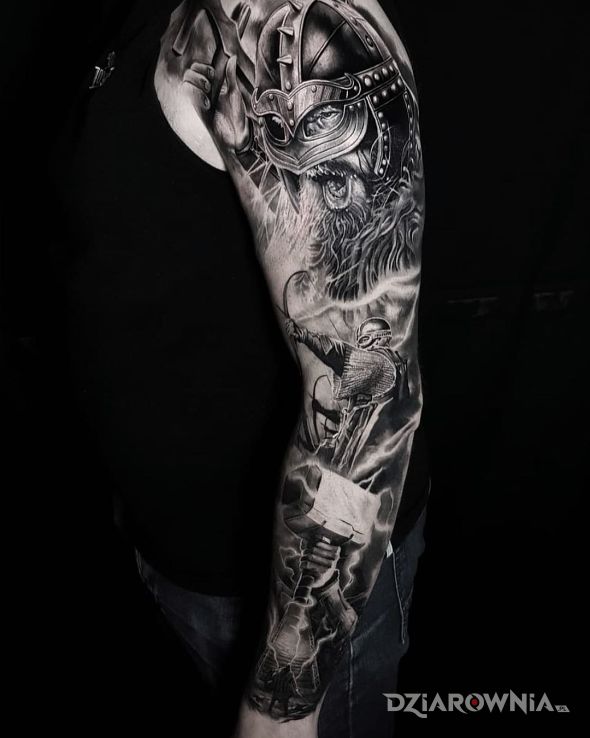 Tatuaż gromowładny młot thora w motywie rękawy i stylu realistyczne na ramieniu