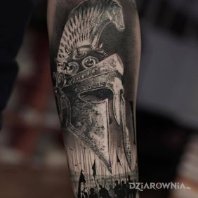 Tatuaż Maszerujące wojsko na ręce motyw: czarno-szare styl: realistyczne