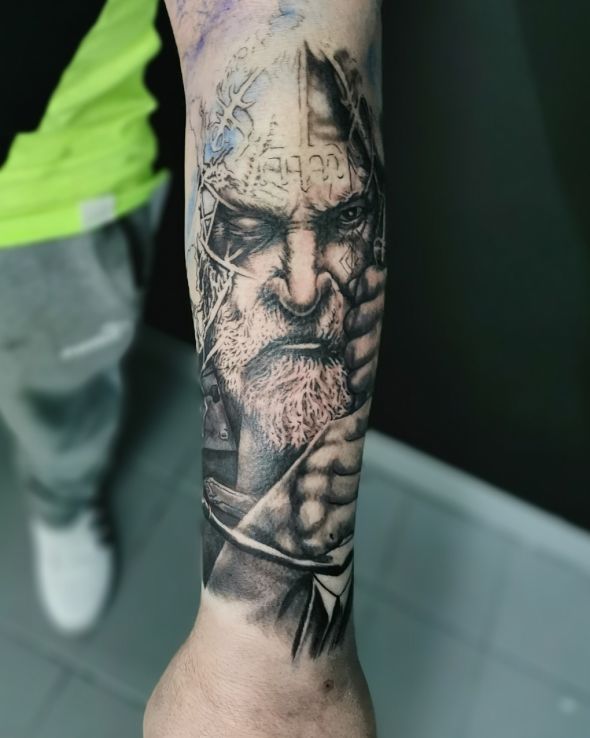 Tatuaż in progress w motywie mroczne i stylu blackwork / blackout na przedramieniu