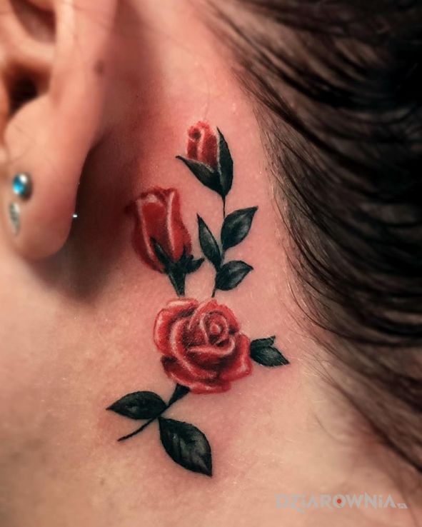 Tatuaż róża w motywie kwiaty i stylu realistyczne na ręce