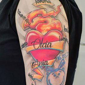 Tattoo Family heart on the upper arm motif: lettering style: graphic / illustrative
