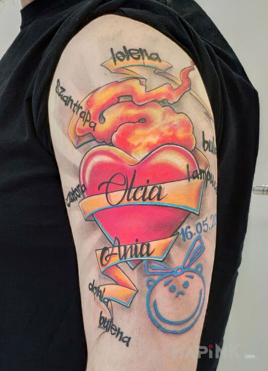 Tattoo Family heart in lettering motif and graphic / illustrative style on the upper arm
