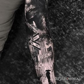 Tatuaż Brodway na ręce motyw: czarno-szare styl: realistyczne