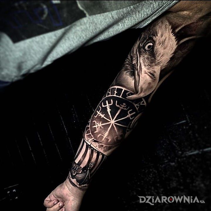 Tatuaż orzeł z runą skandynawską w motywie zwierzęta i stylu realistyczne na przedramieniu