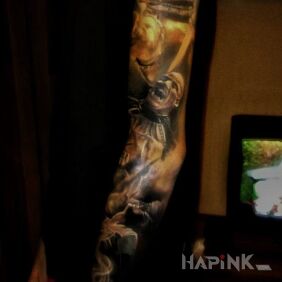 Tattoo Cool sleeve on the upper arm motif: characters