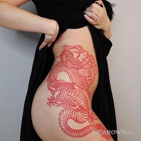 Tatuaż Czerwony smok na żebrach motyw: kolorowe styl: kontury / linework