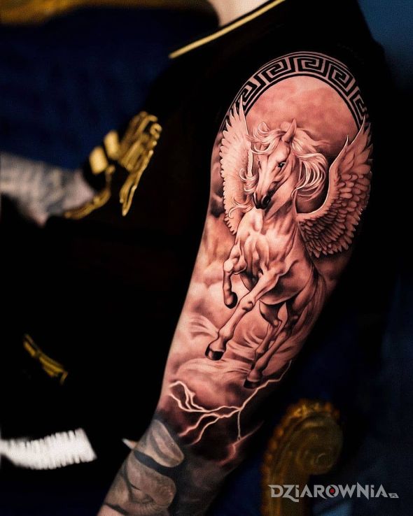 Tatuaż pegaz w motywie fantasy i stylu realistyczne na ręce
