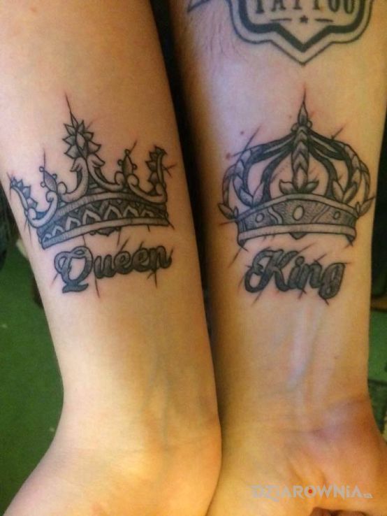 Tatuaż queen x king w motywie napisy na przedramieniu