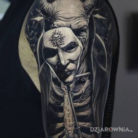 Tatuaż Diabeł za maską na ręce motyw: czarno-szare styl: realistyczne