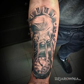 Tatuaż Czas przez palce na przedramieniu motyw: 3D styl: realistyczne