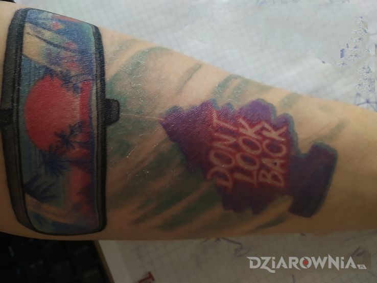 Tatuaż petrolheadowy lo-fi w motywie kolorowe i stylu graficzne / ilustracyjne na przedramieniu
