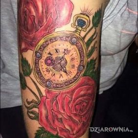 Tatuaż Slabiutki tatuaz na ramieniu motyw: kwiaty
