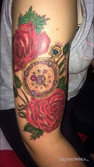 Tatuaż slabiutki tatuaz w motywie kwiaty na ramieniu