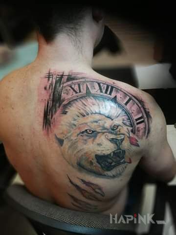 Tattoo Drapieżny Lew z zegarem in animals motif and realistic style on the back