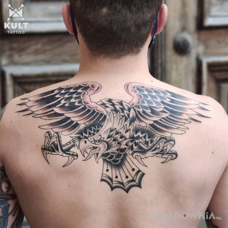 Tatuaż orzeł w motywie czaszki i stylu graffiti na plecach