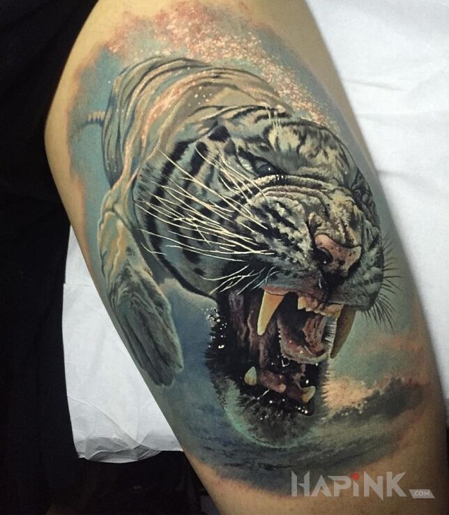 Tattoo Nurkujący tygrys in 3D motif and realistic style on the leg