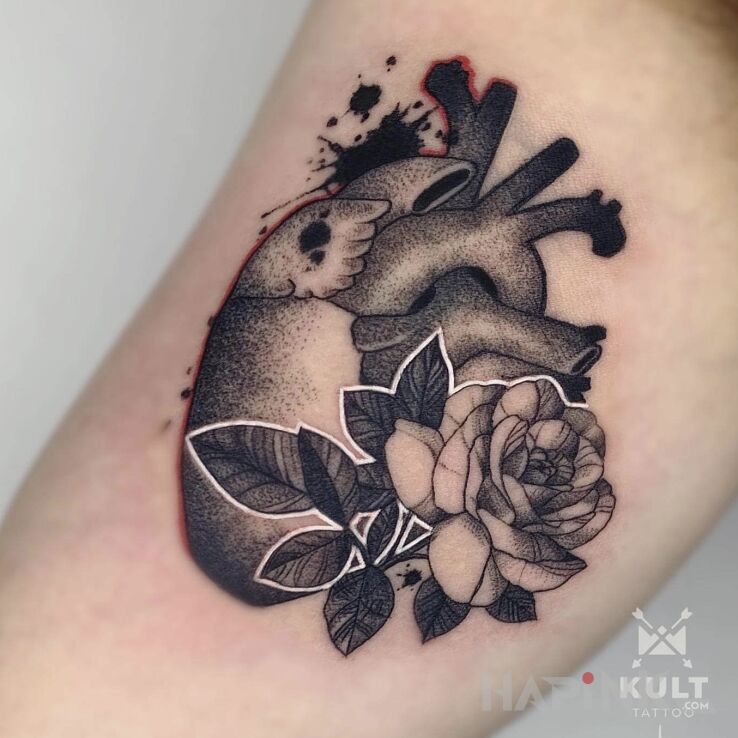 Tattoo SERCE in anatomical motif and realistic style On the arm