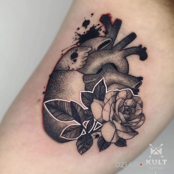 Tatuaż serce w motywie miłosne i stylu geometryczne na ramieniu