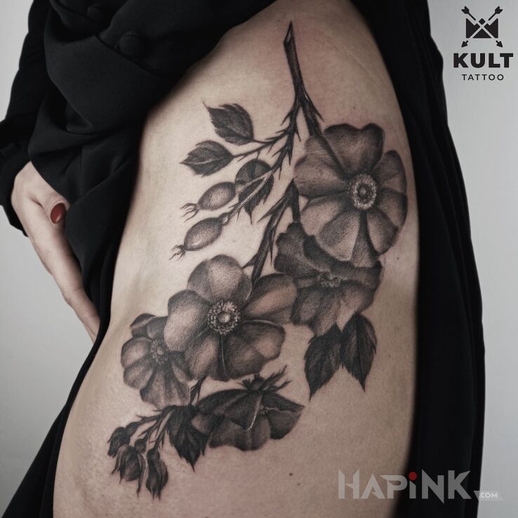 Tattoo KWIATY in flowers motif and realistic style on the leg