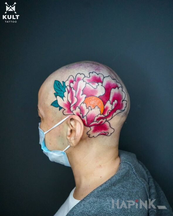 Tattoo PIWONIA in flowers motif and oldschool style behind the ear