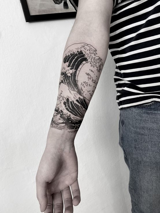 Tatuaż fale  morze  ocean w motywie czarno-szare i stylu japońskie / irezumi na przedramieniu