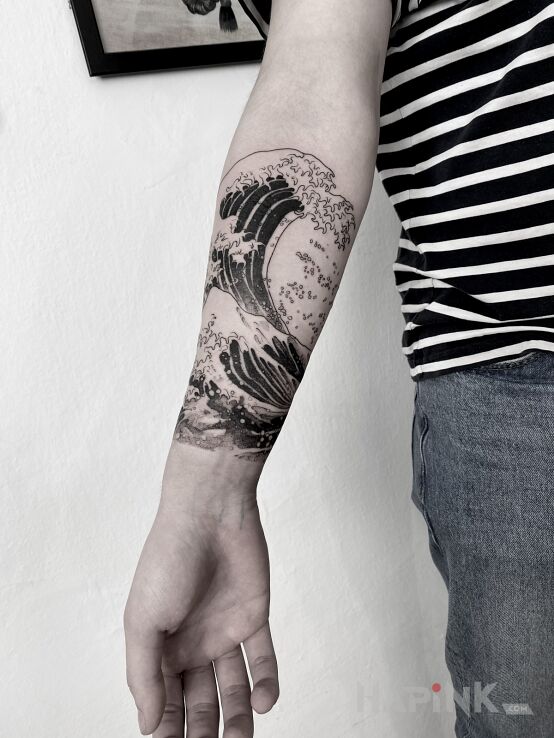 Tattoo Fale / Morze / Ocean in nature motif and graphic / illustrative style on the forearm