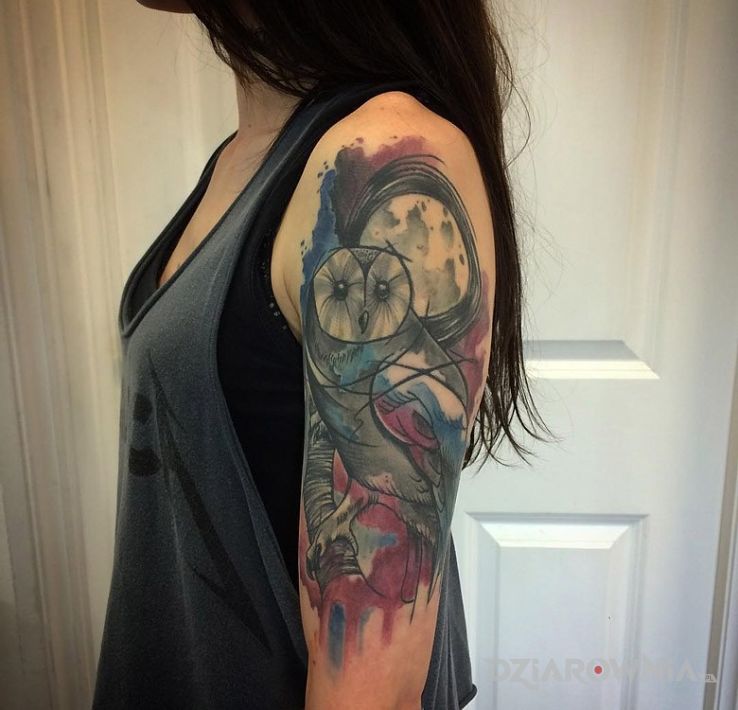 Tatuaż sowa na ramieniu w motywie kolorowe i stylu watercolor na ramieniu
