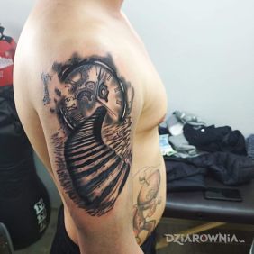 Tatuaż Zegar początek rękawa na ramieniu motyw: przedmioty styl: surrealistyczne