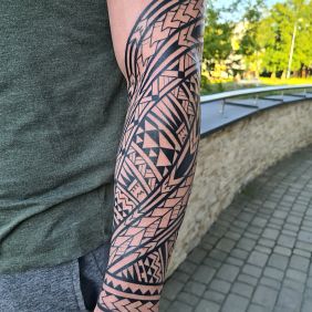 Tatuaż Tatuaż polinezyjski , freehand w stylu Samoa na ręce motyw: pozostałe styl: polinezyjskie