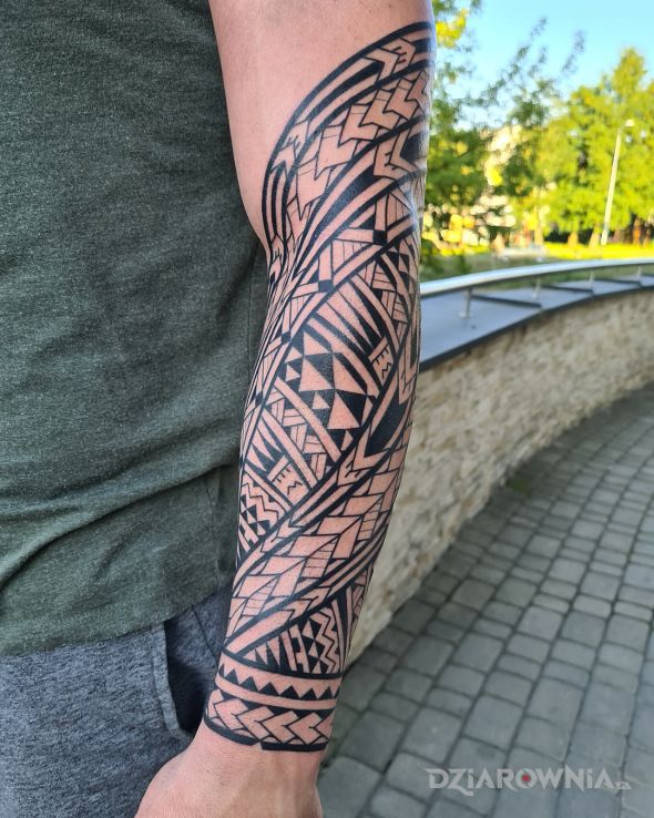 Tatuaż  polinezyjski  freehand w stylu samoa w motywie anatomiczne i stylu polinezyjskie na przedramieniu