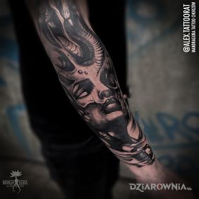 Tatuaż Mroczna twarz na przedramieniu motyw: twarze styl: graficzne / ilustracyjne